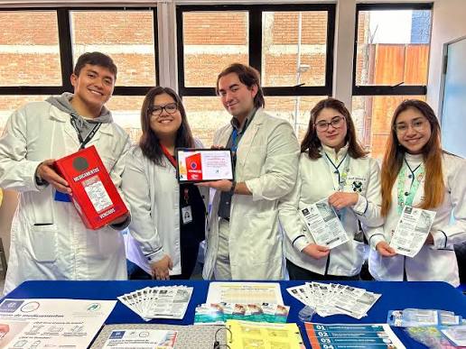 Estudiantes de salud presentando información sobre gestión de medicamentos
